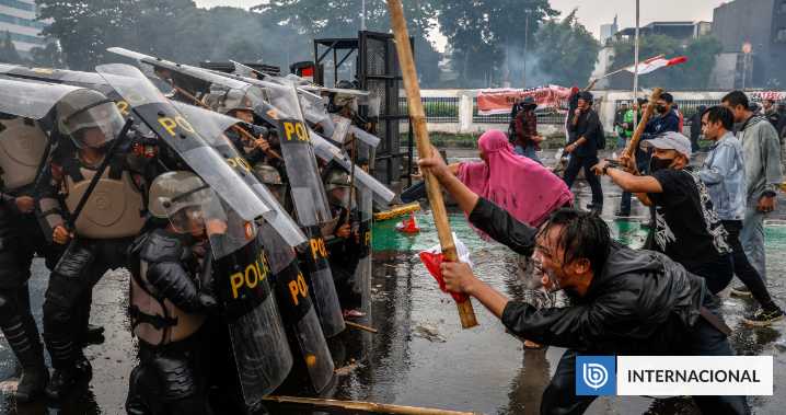 Unos 10 muertos en protestas por aumento de sueldos de diputados en Indonesia: habría 20 desaparecidos