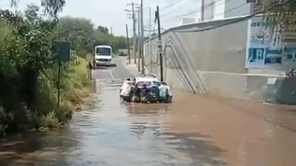 Carros anegados al intentar cruzar por el puente de fierro