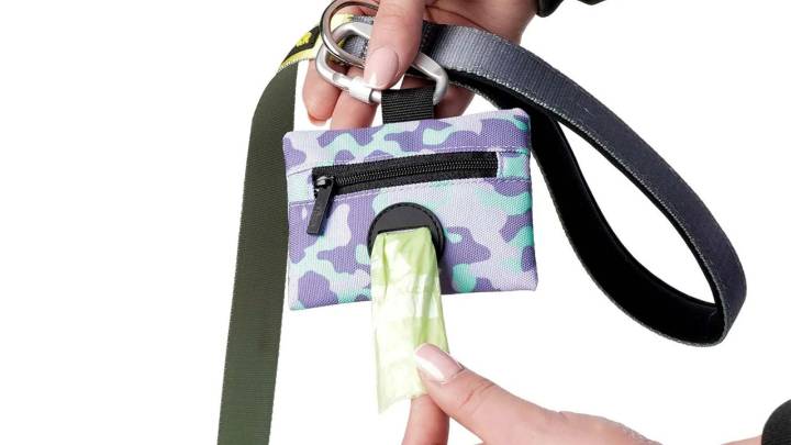 Con un cierre viejo y retazos de tela que ibas a tirar, hacé estas útiles porta bolsitas para tus mascotas