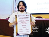 Concibe la poesía como un gozo; premio a Luis Flores Romero