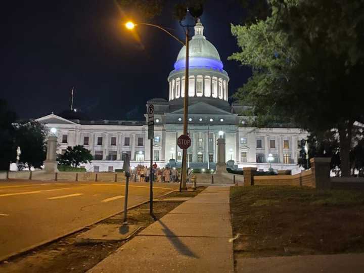 Sec. of State lets staffer use Capitol lights in gender