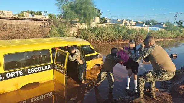 Cajeme: niños fueron rescatados de un camión escolar atascado