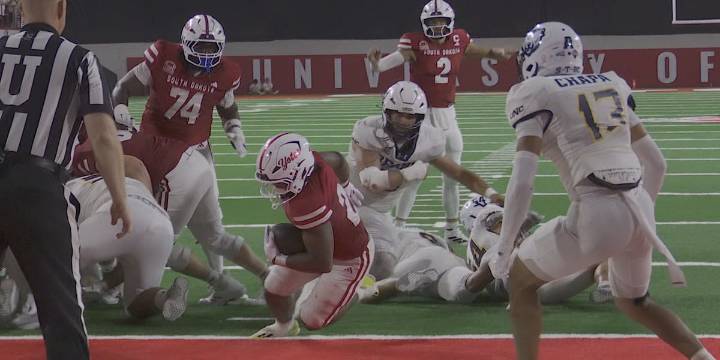 LJ Phillips Jr. first start leads to Yotes first win