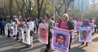 Familias de los 43 desaparecidos de Ayotzinapa expresan decepción tras reunión con Sheinbaum
