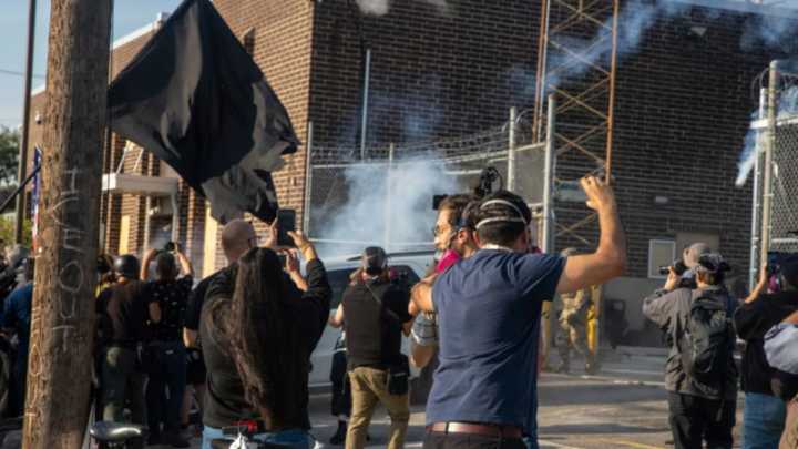 Alcalde de un pueblo al oeste de Chicago afirma que agentes federales le lanzaron gas lacrimógeno durante protesta contra ICE