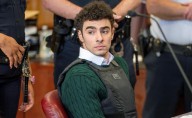 Juez desestima cargos de terrorismo en caso contra Luigi Mangione