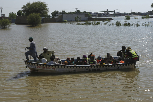 Nueve muertos en el naufragio de un barco de rescate para víctimas de inundaciones en Pakistán