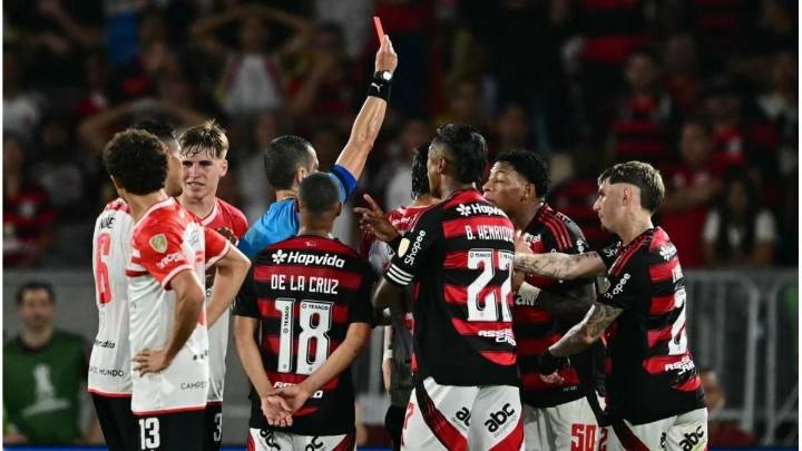 Polémica en la Copa Libertadores por los audios del VAR en el partido entre Flamengo y Estudiantes