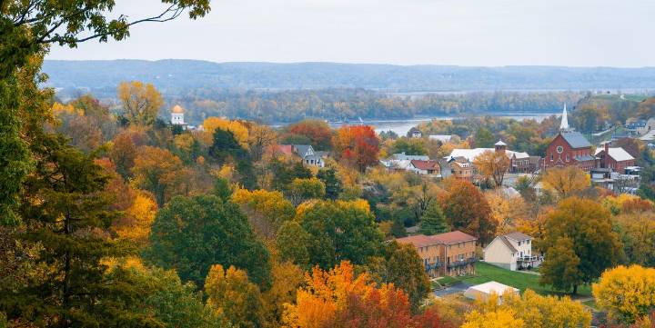12 Favorite Towns for a Fall Foliage Trip