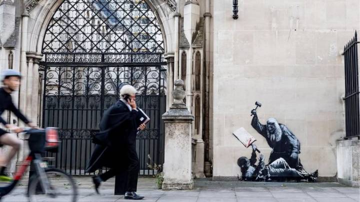 Nueva obra de Banksy en el Tribunal Superior de Londres fue censurada y denunciada por "daño criminal"
