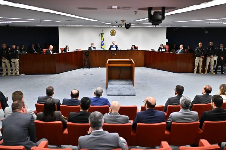 Primero de cinco jueces vota a favor de condenar a Bolsonaro; se le acusa de intentona golpista en Brasil