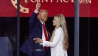 Trump honra a Charlie Kirk calificándolo como uno de "los más grandes patriotas" de EE.UU.