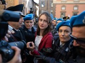 Amanda Knox se confiesa: en esta entrevista cuenta cómo vivió el horror, acusada del asesinato de una compañera, y por qué quiso hacer su propia serie