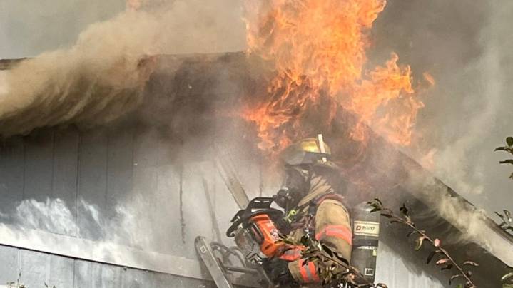 Crews extinguish house fire that spread to second home in Southeast Portland