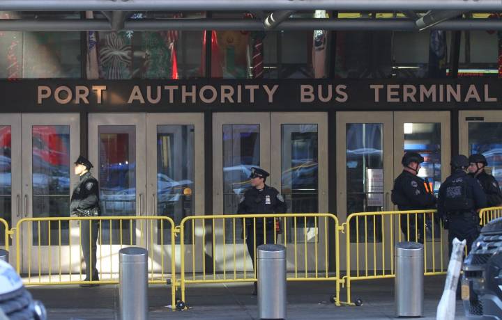 Mujer acuchilló a trabajadora de Greyhound en estación Port Authority de Nueva York