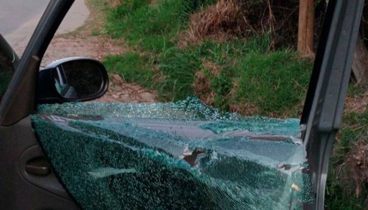 Rompieron el vidrio de un auto con una piedra en la Avenida Fermín Romero