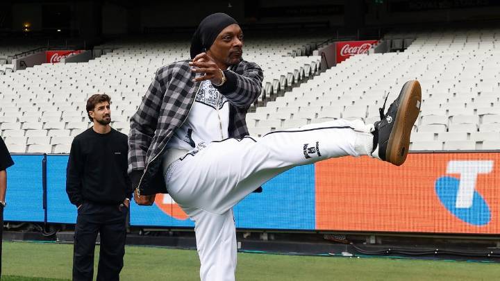 Snoop Dogg meets with Collingwood stars and shows off footy skills ahead of AFL grand final performance
