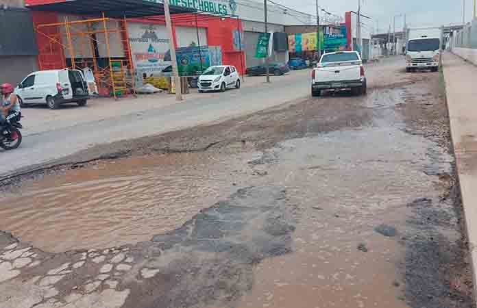 Las lluvias ponen en evidencia mega baches