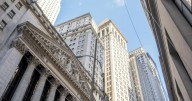 Wall Street opera a la baja al cierre, pese a crecimiento económico de EU