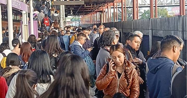 Líneas del Metro CDMX con severos retrasos y saturación hoy; busca alternativas