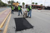 Brigadas municipales mejoran calles y cruces estratégicos de Saltillo