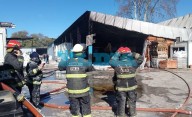 Impactante incendio en un corralón de La Plata: un sereno fue asistido por inhalación de humo