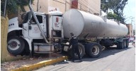 Pipero se queda sin frenos y choca contra unidad habitacional en Iztapalapa