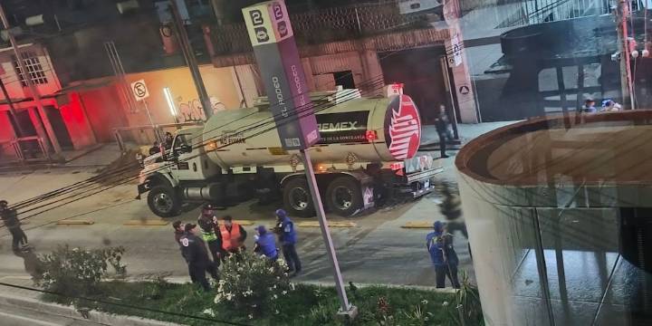 Pipa de PEMEX cae en grieta en la alcaldía Iztacalco
