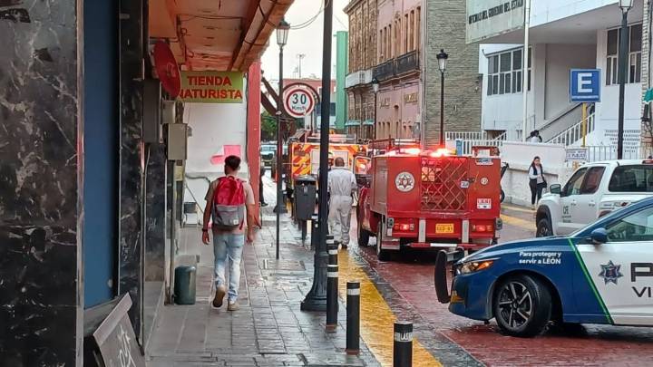 Explota 'tablilla' de transformador en el centro de León y deja varios negocios sin luz