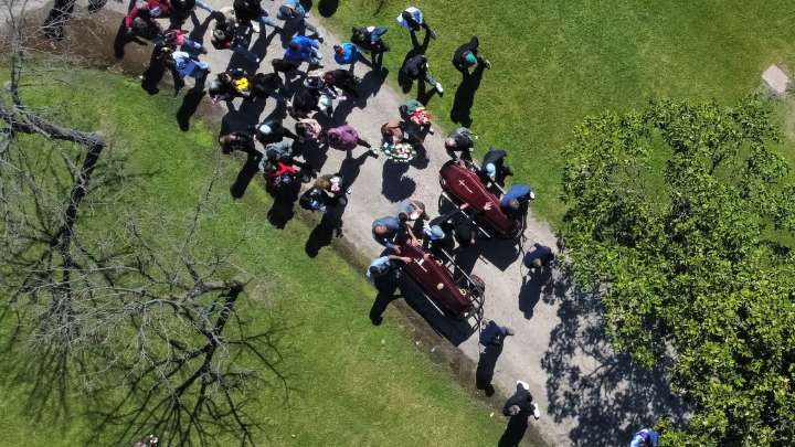 Funerales íntimos y protesta social tras triple femicidio en Argentina