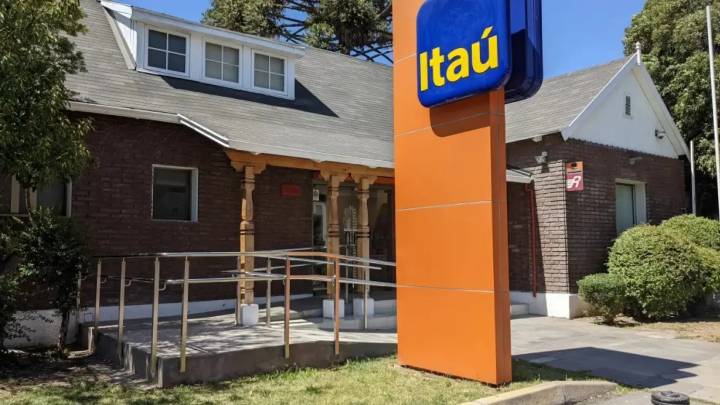 Un banco despide a mil empleados tras monitorearlos durante el teletrabajo y descubrir su "falta de productividad"
