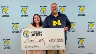 Hombre jugaba al Powerball solo en ciertas ocasiones clave y así es como logró ganar un enorme premio