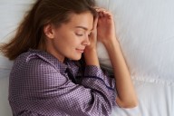 Expertos en sueño revelan riesgos y beneficios de dormir del lado izquierdo