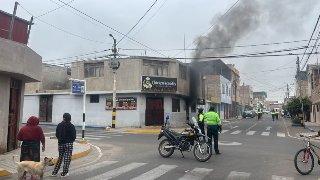 Incendio destruye pollería en Tacna y vecinos organizan pollada solidaria para ayudar al joven dueño