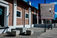 Tres jóvenes fueron sorprendidos haciendo grafitis en el Centro Cultural Juan L. Ortiz