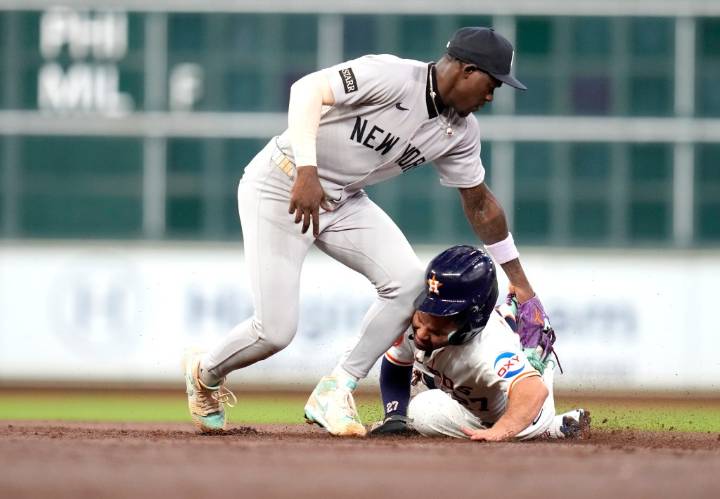Jazz Chisholm Jr. hurts both knees in Yankees' series