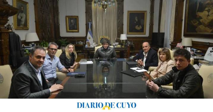 El mensaje de la mesa política del Gobierno tras su primera reunión: “Vamos a defender el proyecto con uñas y dientes”