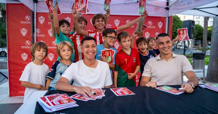 Los jugadores de la UDA Thalys y Andrés firman autógrafos, en imágenes