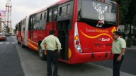 Chocan en Eje 4 Sur y Petén dos unidades de Metrobús; hay lesionados