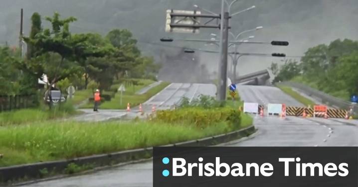Super typhoon causes bridge to collapse in Taiwan