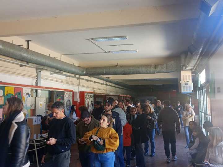 Largas filas y esperas de media hora para votar en el Conurbano bonaerense: el cambio de padrón influyó en los votantes