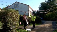 Con los cables al cuello: así viven los vecinos de Villestro, en Santiago de Compostela