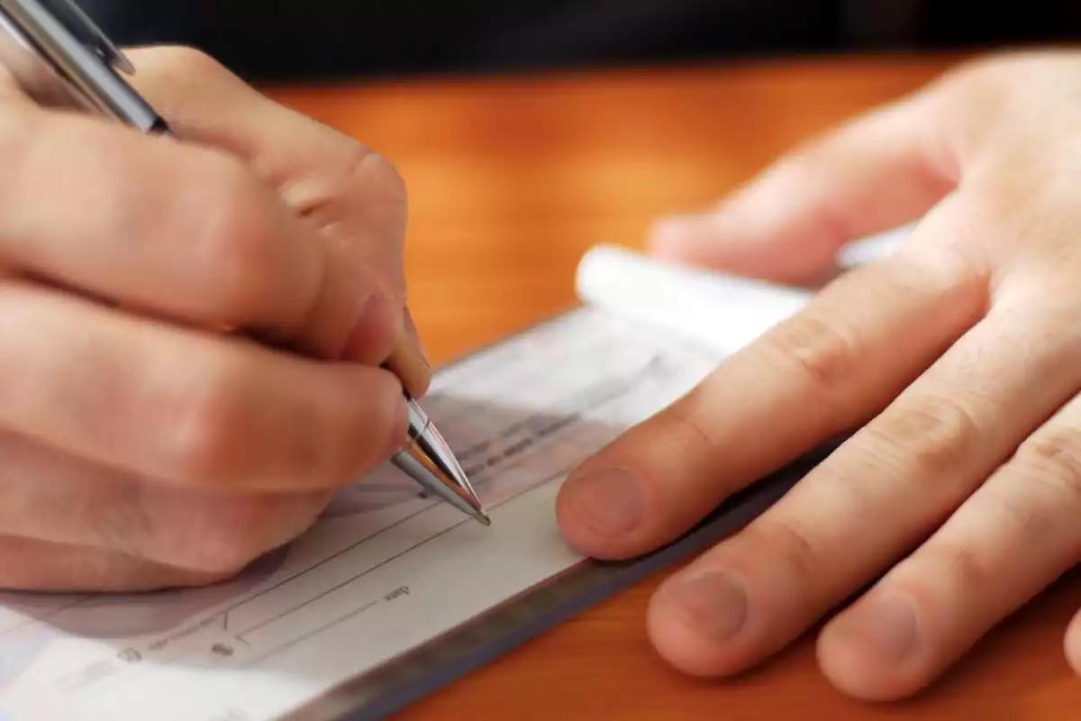 “La dejaron sin nada": Abuelita es víctima de robo en Chetumal con cheque falso