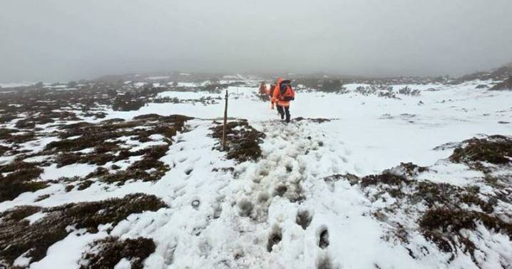 'Unprepared' hikers rescued after bushwalker dies