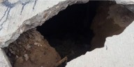 En riesgo viviendas por enorme socavón en el barrio de Tlaxcala