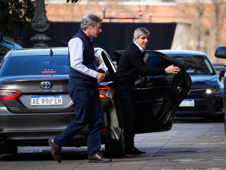 El secreto de Caputo para aguantar el dólar, la confesión a los CEOs y el "Plan Parche" de los bancos