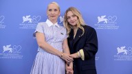 Venecia 2025 | Amanda Seyfried incomoda con su papel de líder de una secta religiosa en el musical de los creadores de 'The Brutalist'