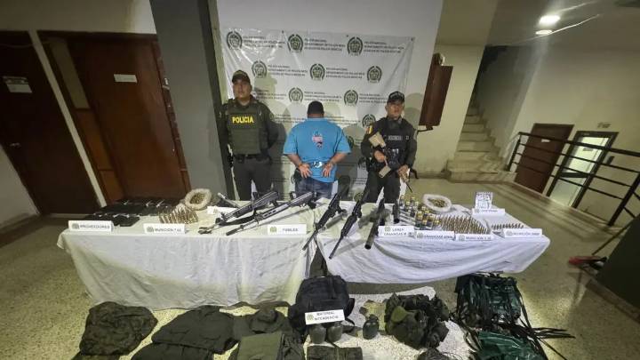 El curioso apellido que apareció en dos tarjeteros junto a un poderoso arsenal incautado en una vía del Meta