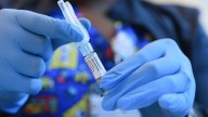 Panel asesor de los CDC recomienda limitar quiénes pueden recibir la vacuna contra el COVID