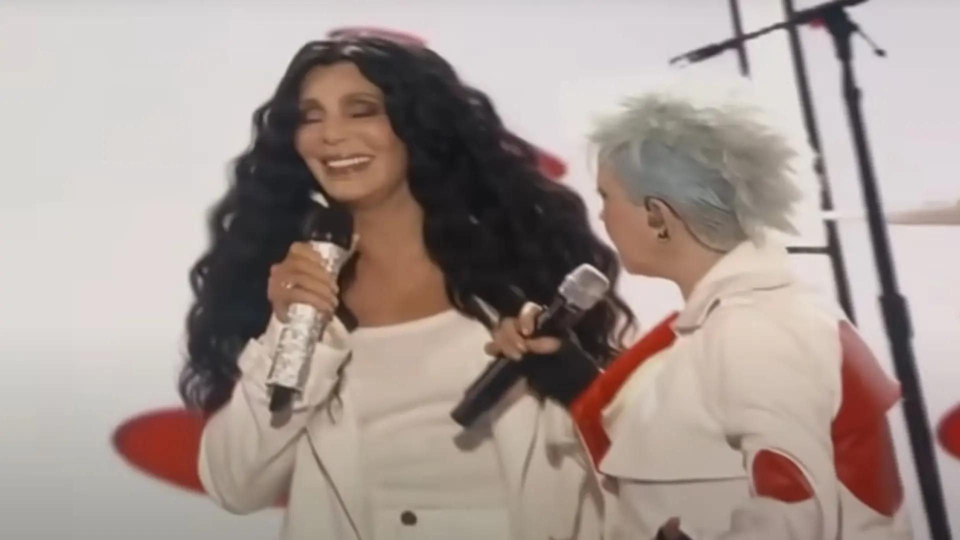 Cher aparece por sorpresa en el último concierto de Cyndi Lauper y cantan juntas 'Girls Just Want to Have Fun'